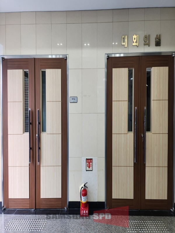 학교 강당 문짝만 교체
